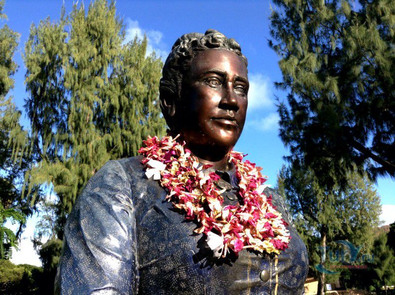 Статуя королевы Капиолани (Queen Kapiolani) в парке на Вайкики