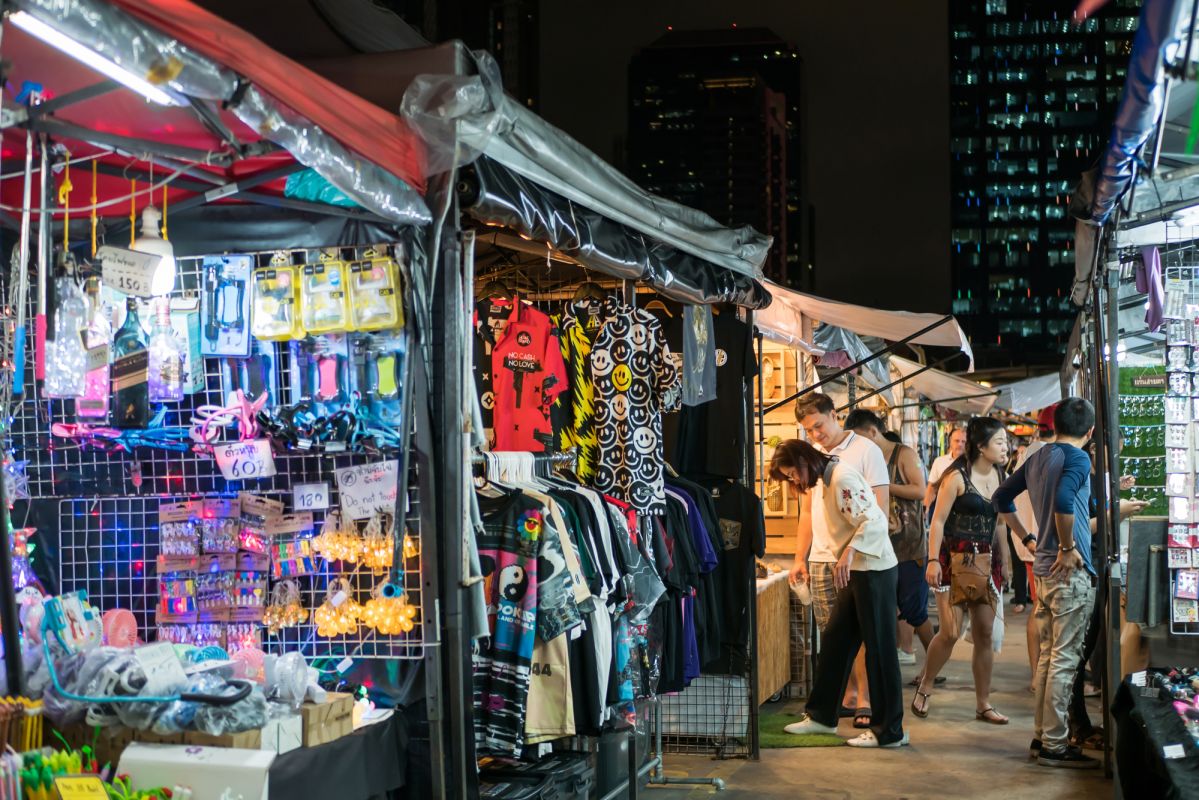 Ночной железнодорожный рынок Ратчада в Бангкоке