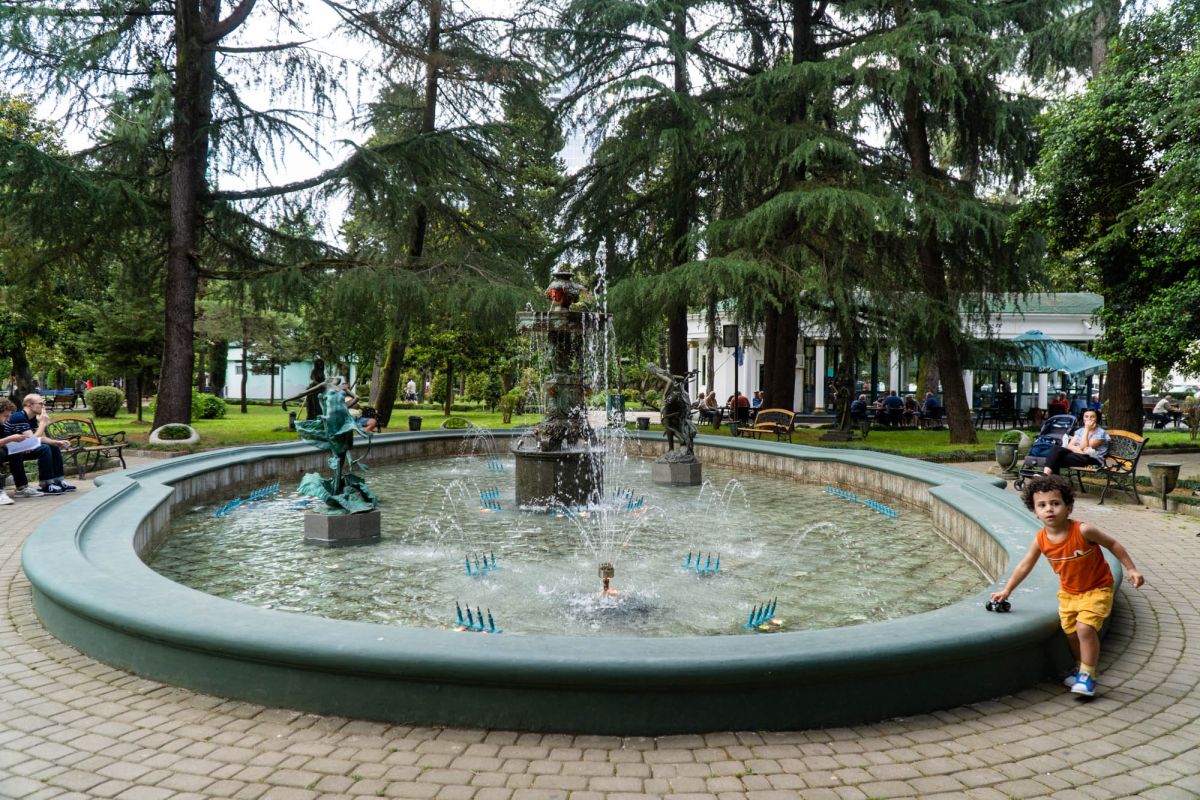 Фонтан рядом с летним театром