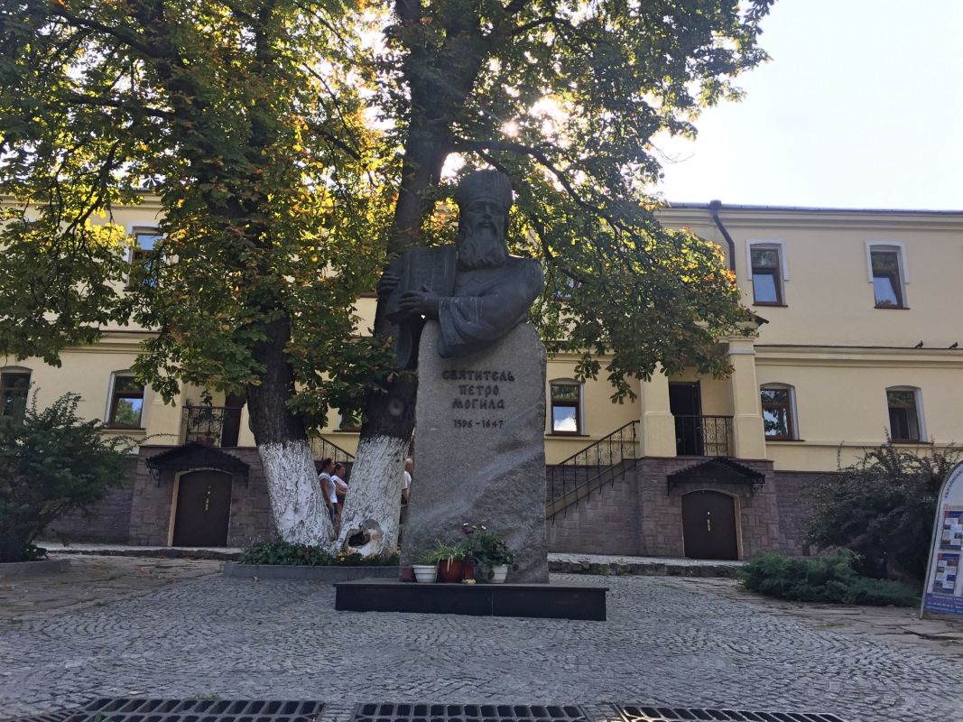 Памятник митрополиту Петру Могиле (в Лавре)