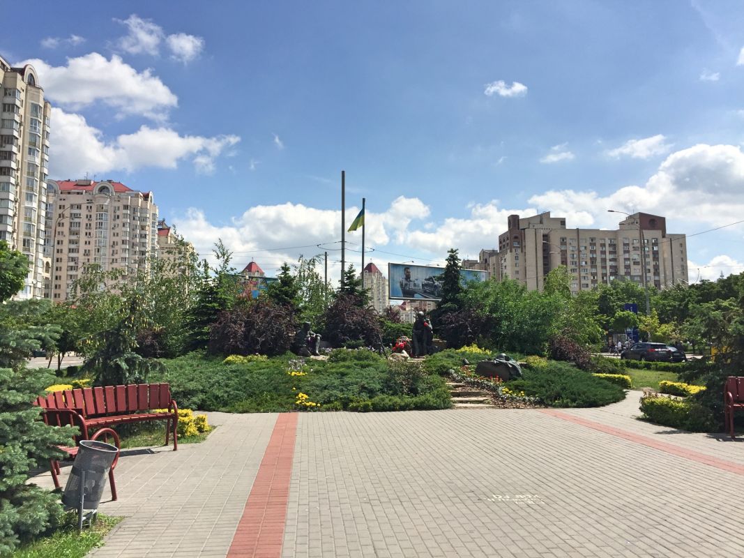 Памятник воинам-освободителям (ВОВ) возле станции метро «Минская»