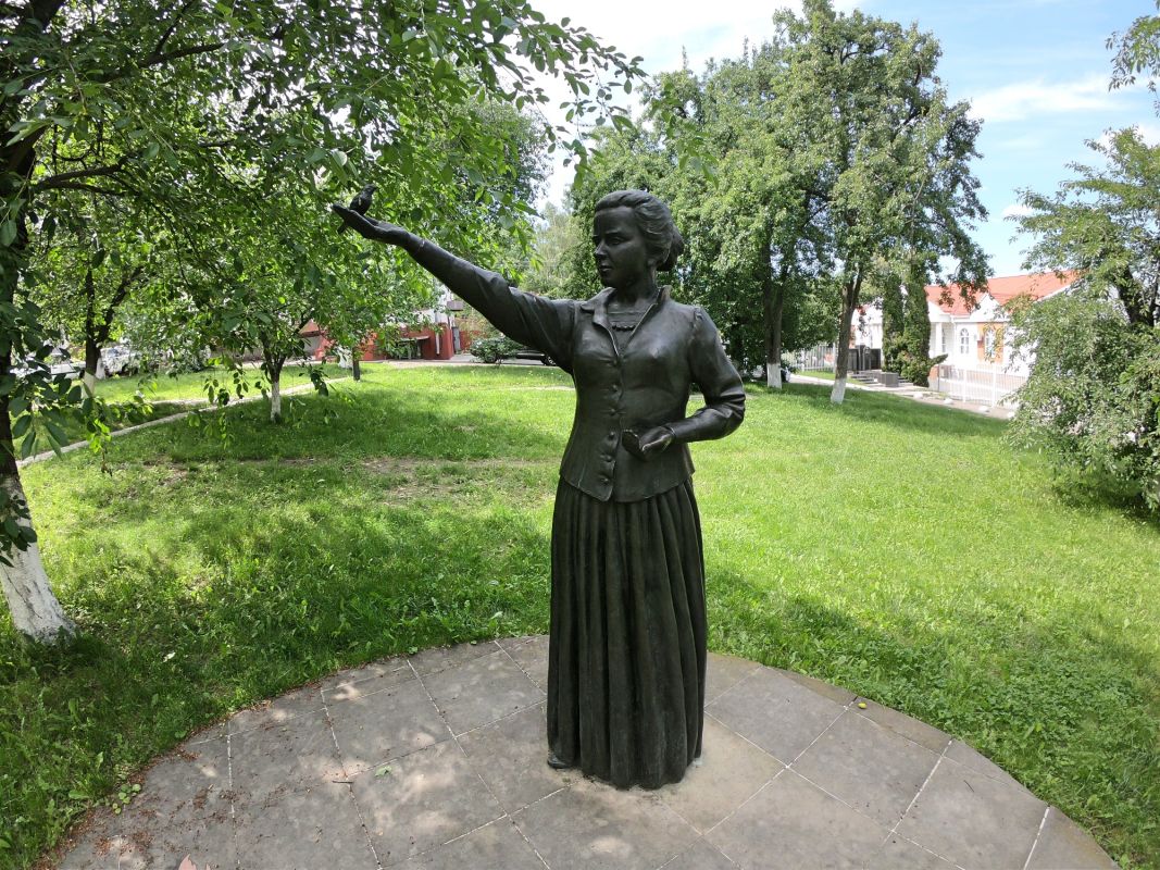 Памятник Украинке Лесе на территории Межрегиональной академии управления персоналом