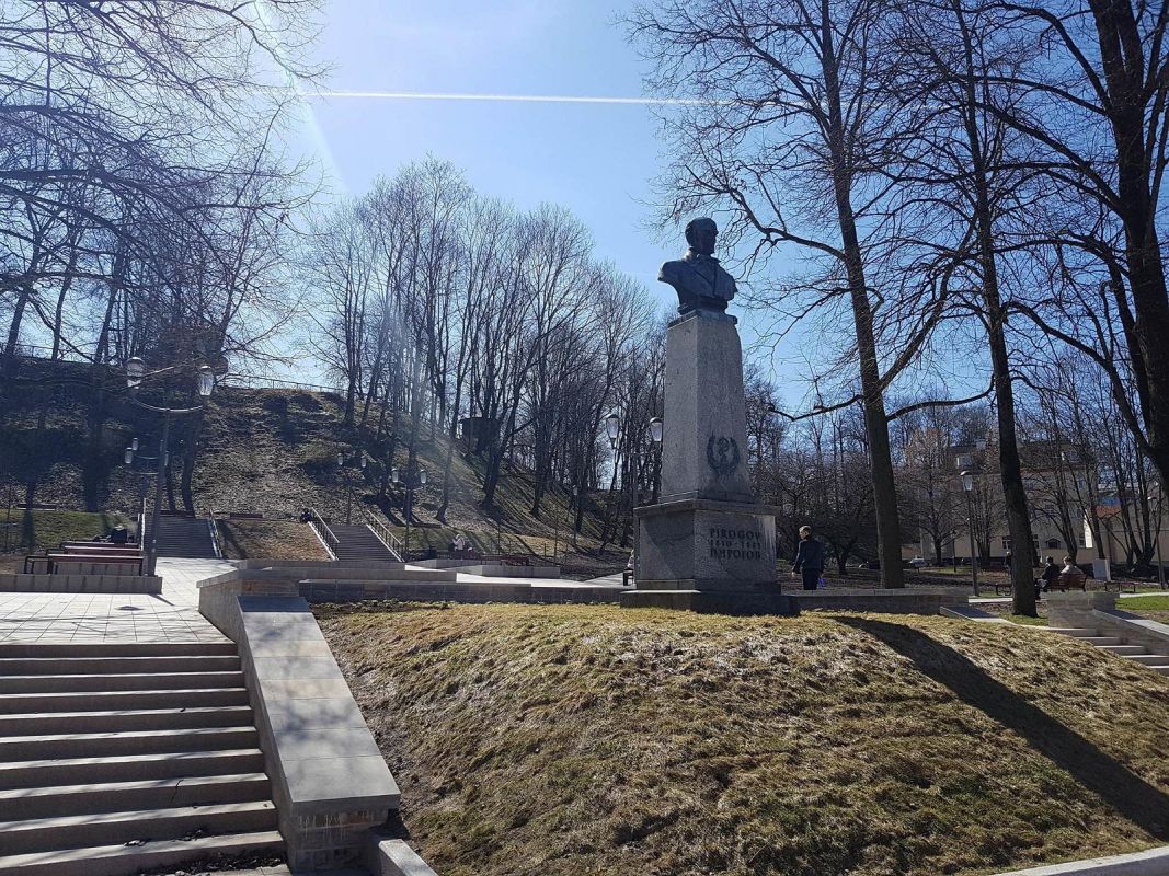 Памятник Николаю Пирогову