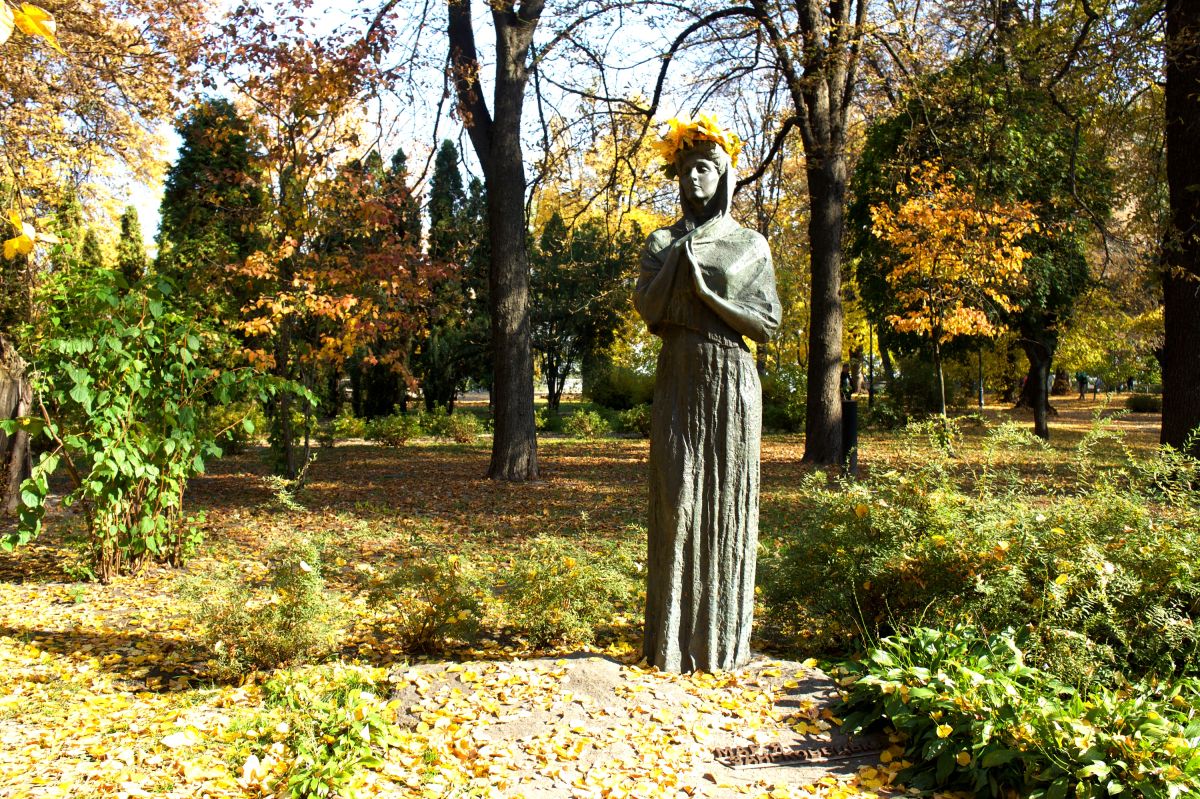Памятник Заньковецкой М.К.