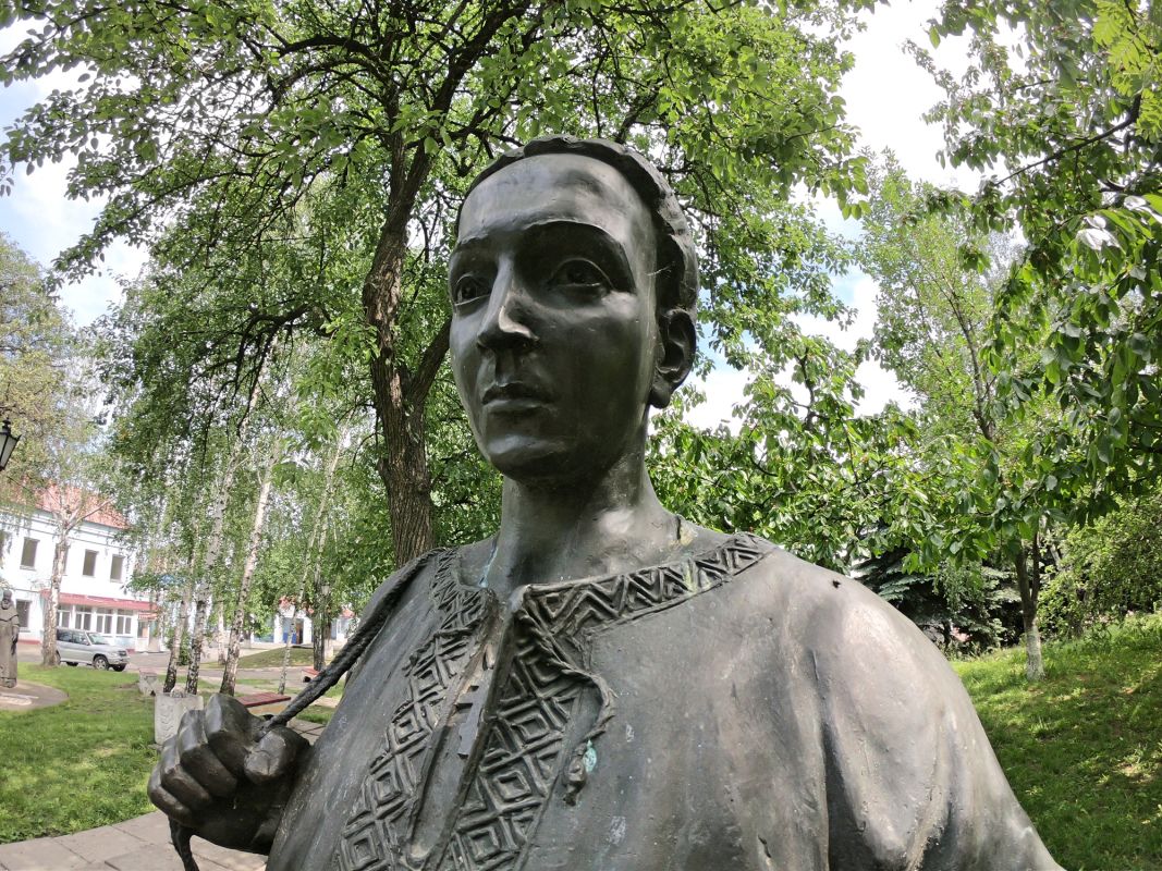 Памятник Сковороде Г.С. на территории Межрегиональной академии управления персоналом