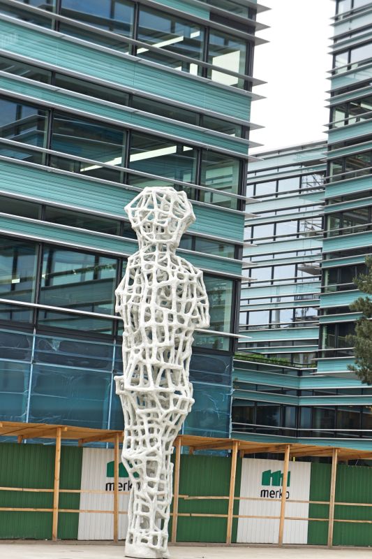 Скульптура у здания DNB