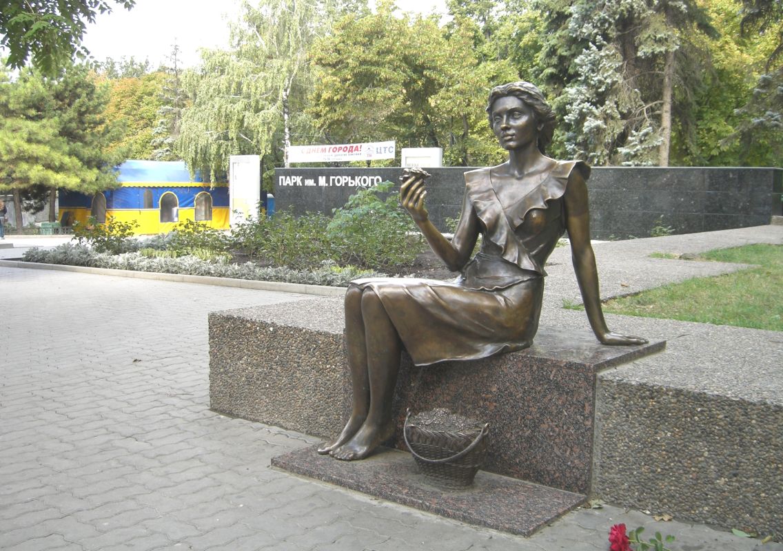 Скульптурная композиция «Цветочница»