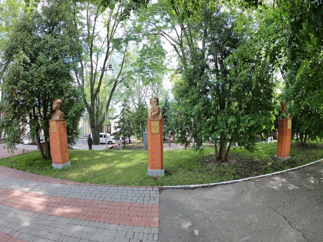 Памятник Моисею на территории МАУП