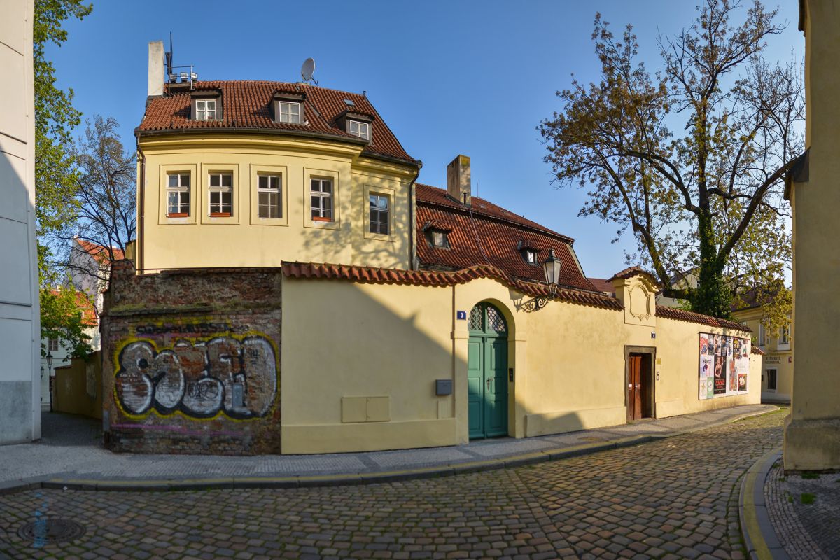 С Летной - на Старое Место: Против течения времени – к скрытому саду