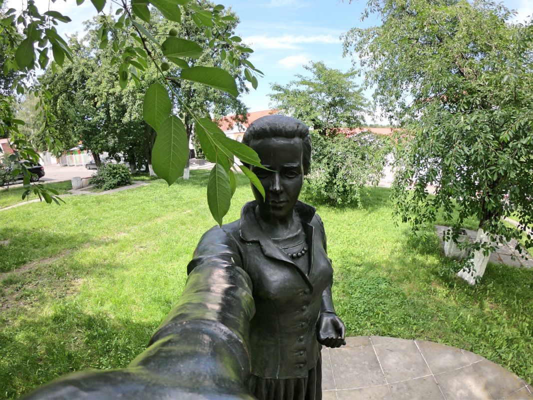 Памятник Украинке Лесе на территории Межрегиональной академии управления персоналом