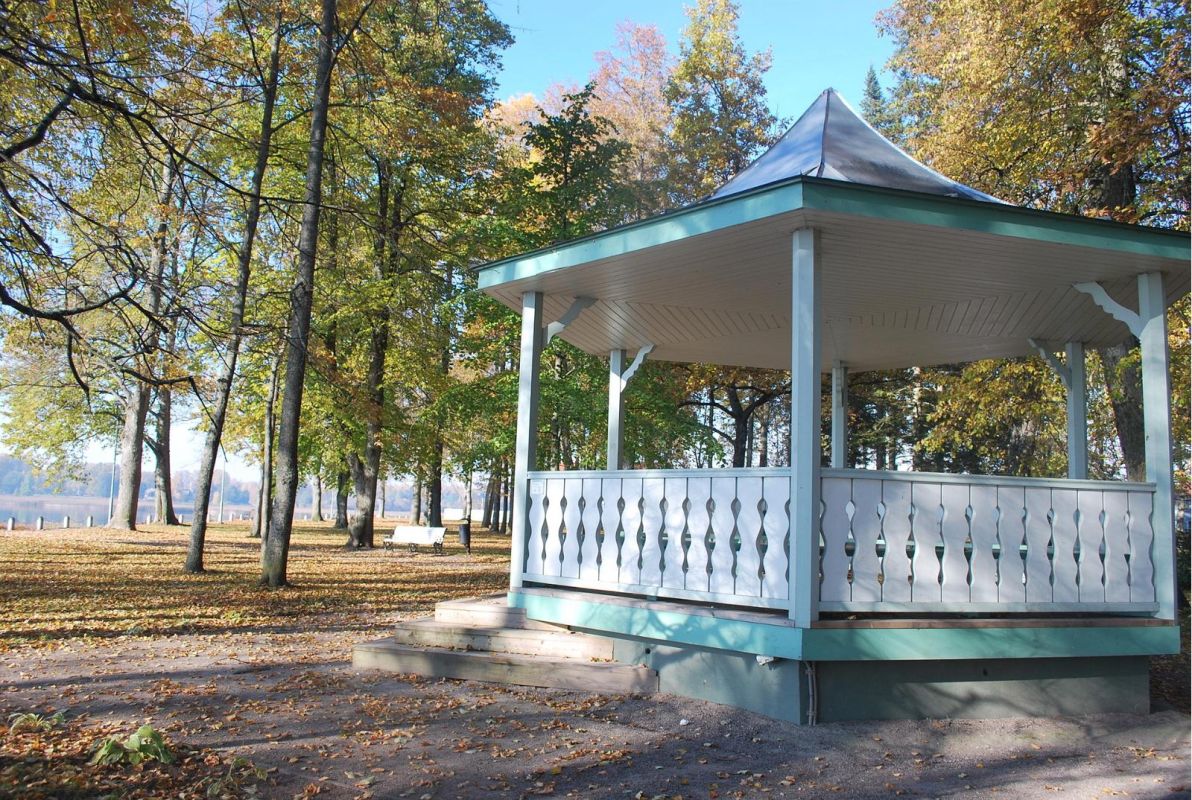 Памятник Фр. Р. Крейцвальду и парк на берегу озера Тамула