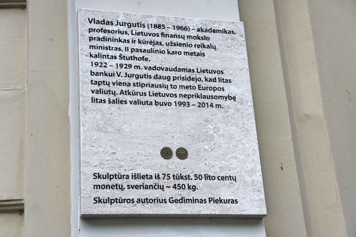 Памятник профессору Владасу Юргутису