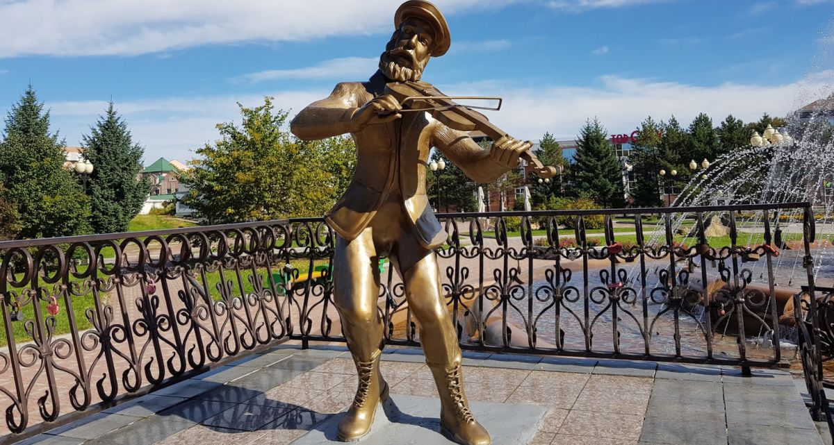 Памятник скрипачу в Биробиджане