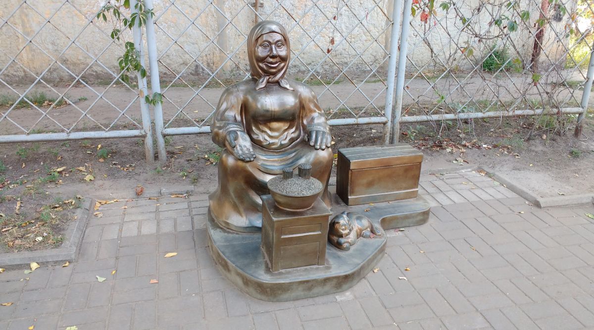 Памятник Бабушке с Семечками