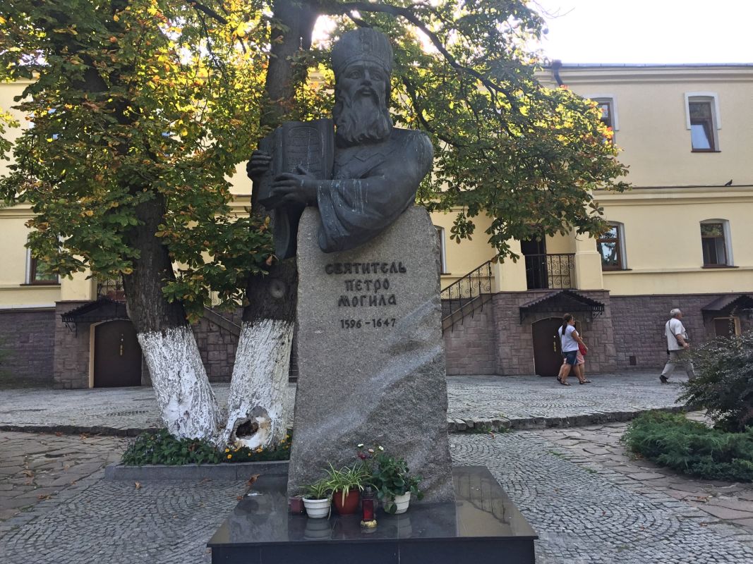 Памятник митрополиту Петру Могиле (в Лавре)