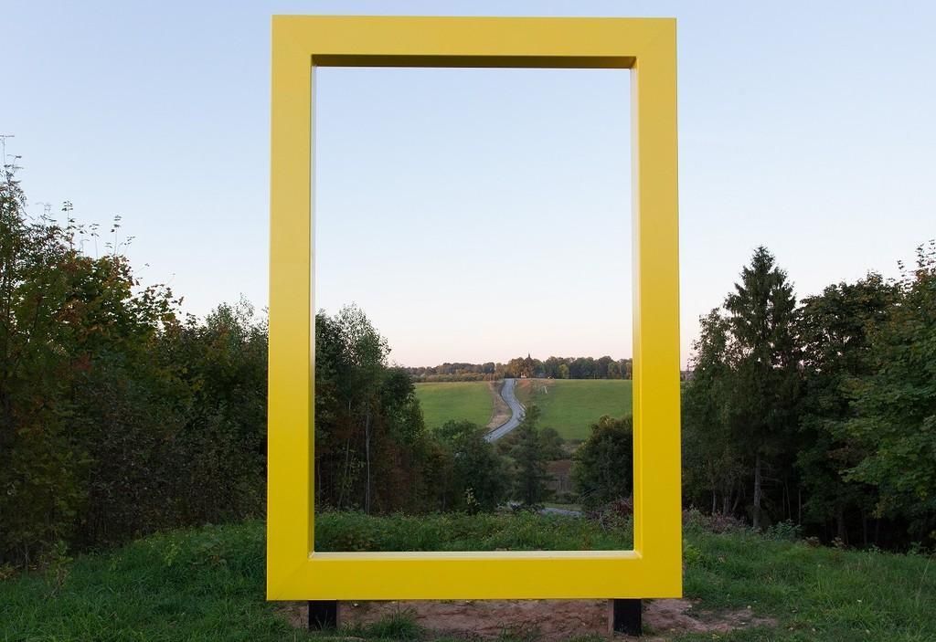 Церковь в Урвасте и кладбище на берегу озера Ухтъярв