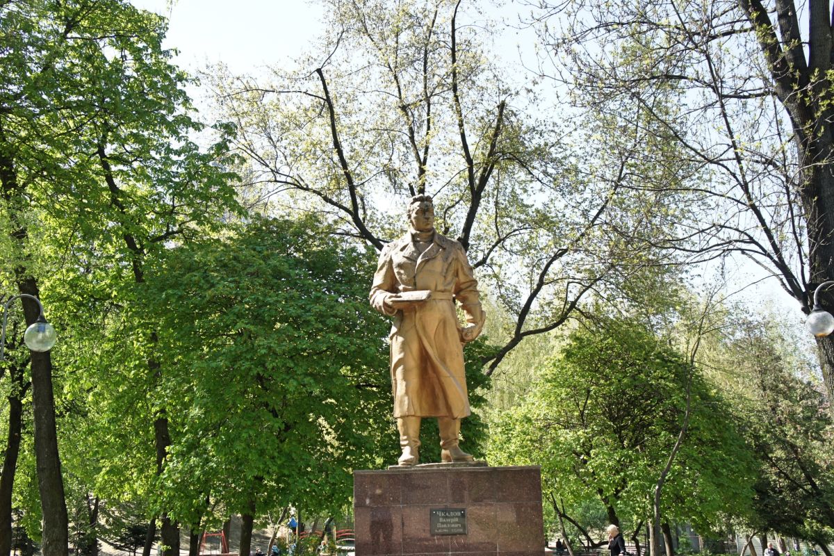 Памятник Чкалову