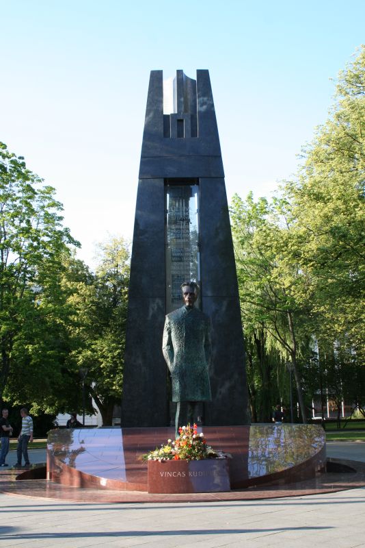 Памятник Винцасу Кудирке