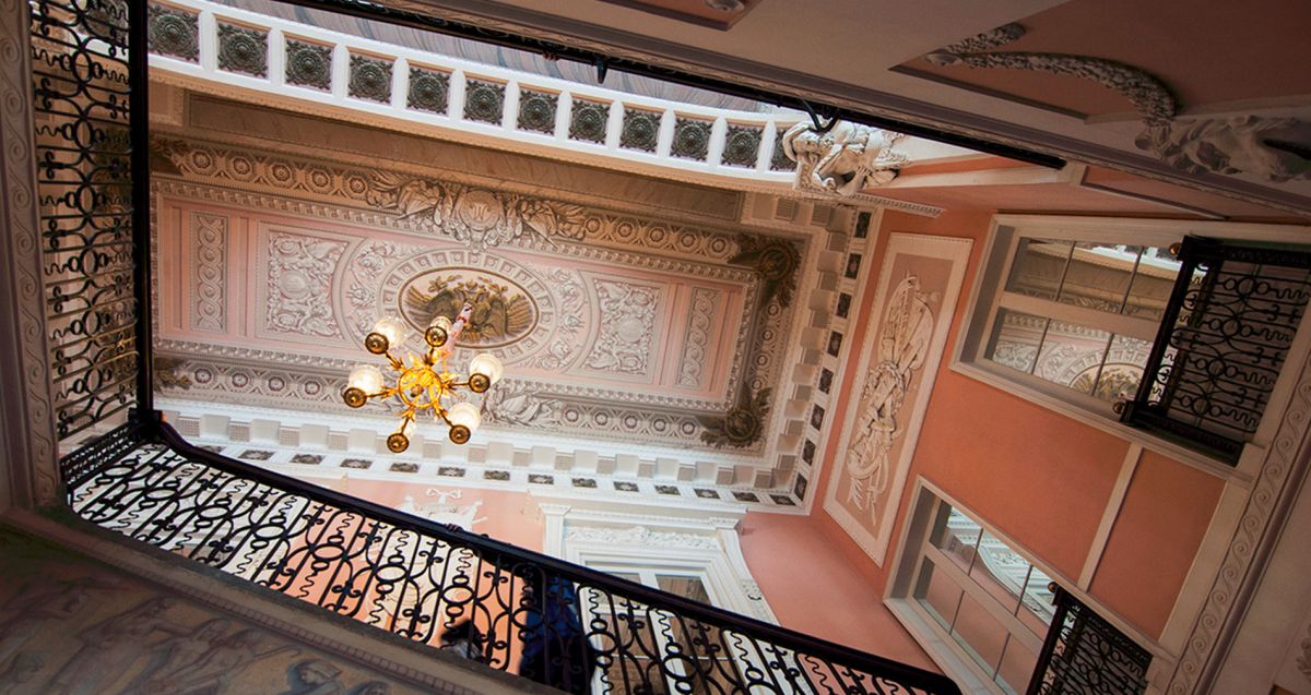 Парадная лестница Павловского дворца