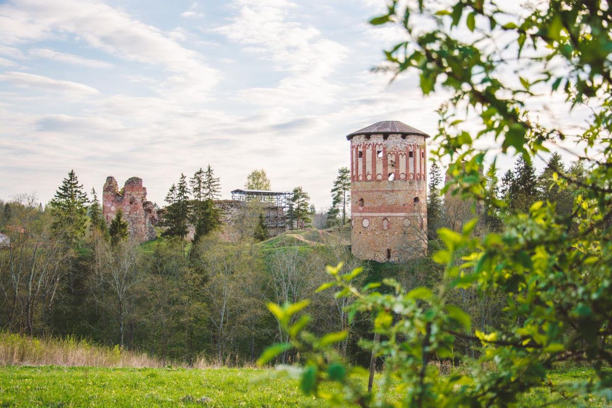 Развалины епископского замка Вастселийна