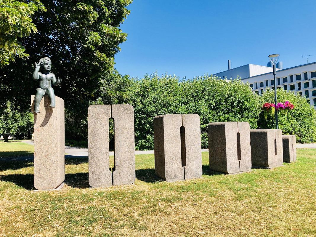 Скульптурная группа в честь рождения стотысячного жителя Тарту