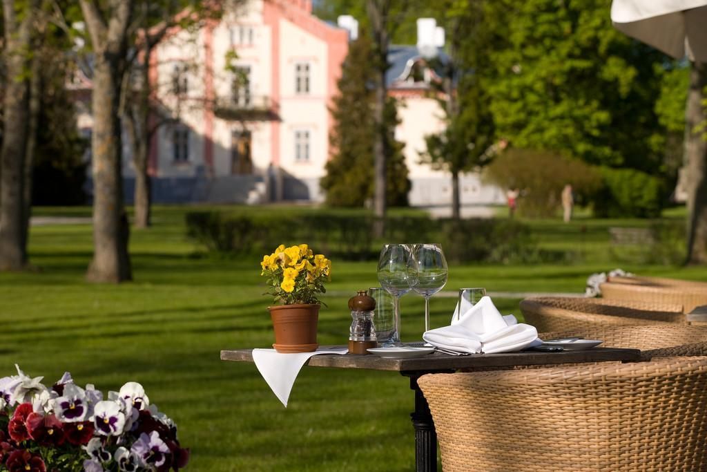 Летний ресторан на террасе Морского дома яхтклуба Pädaste