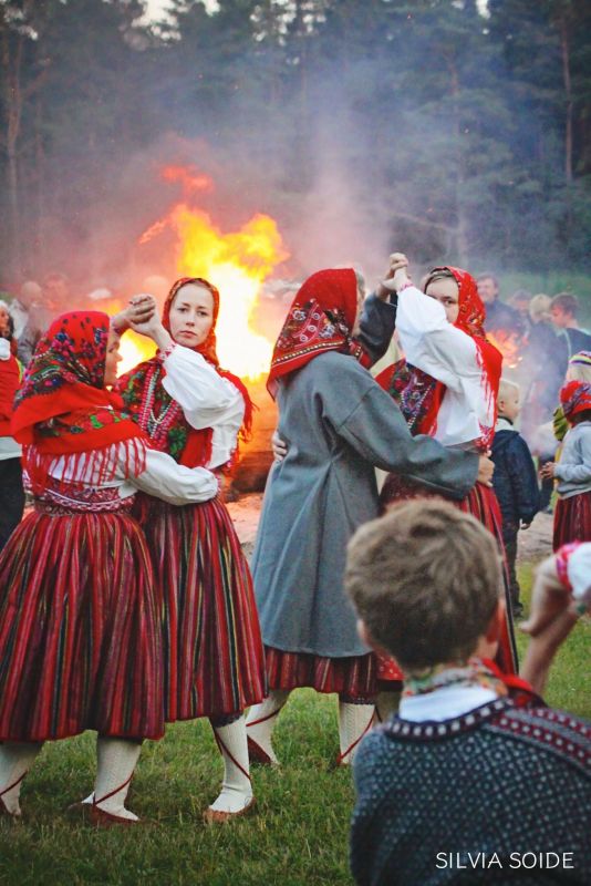 Теннисная и футбольная площадка у старого народного дома на острове Кихну
