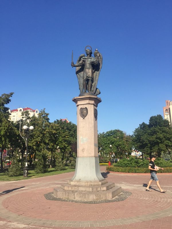 Памятник Архангелу Михаилу