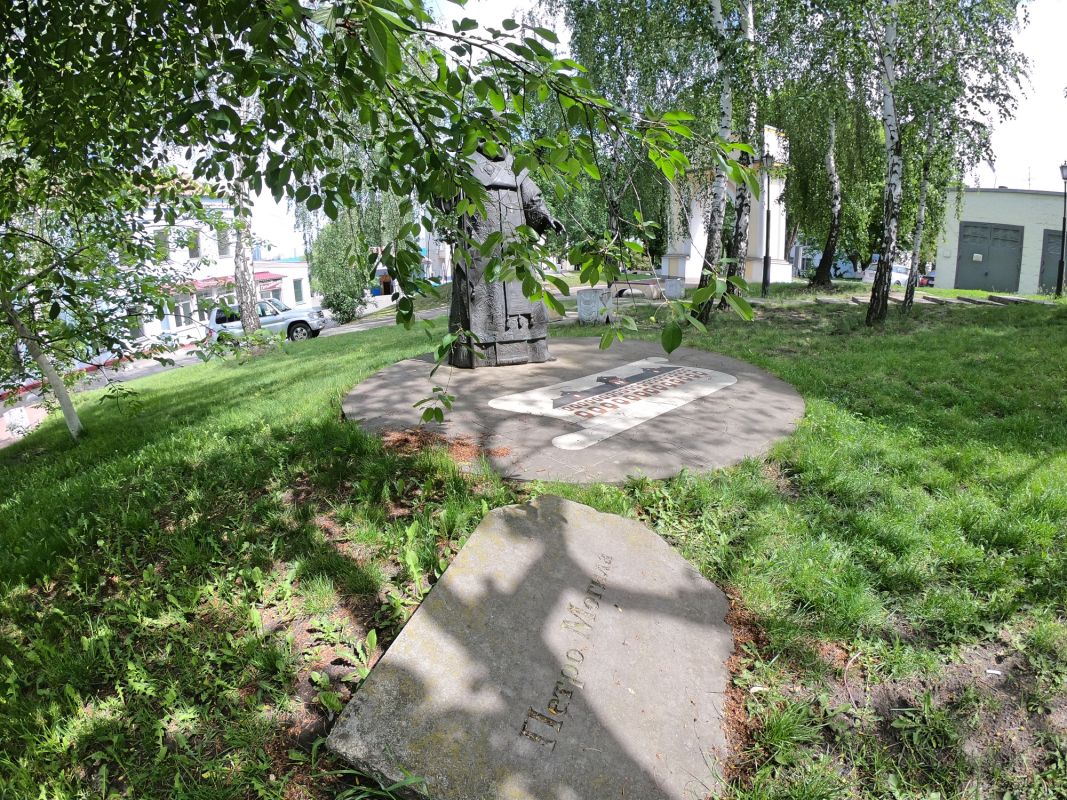 Памятник Петру Могиле на территории МАУП