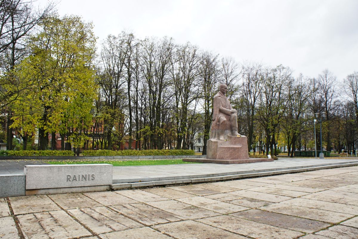 Памятник поэту Райнису