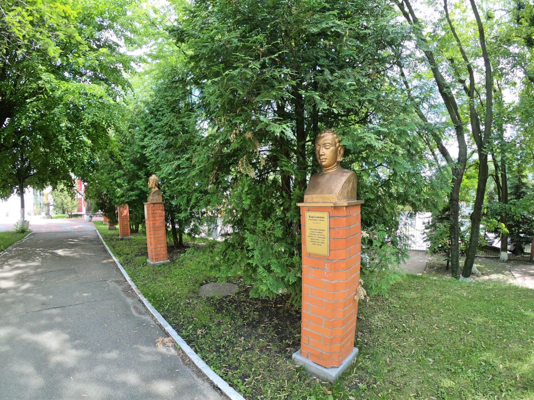 Памятник Вардхаману на территории Межрегиональной академии управления персоналом