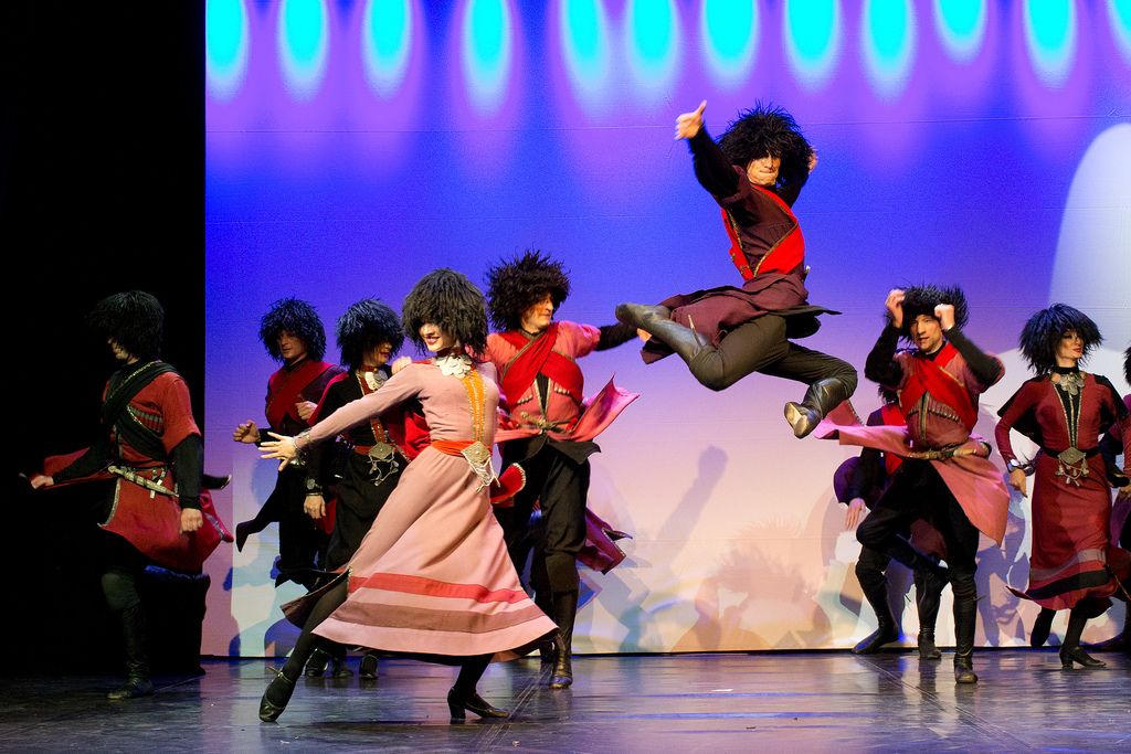 САМЫЙ ИЗВЕСТНЫЙ ГРУЗИНСКИЙ ТАНЕЦ